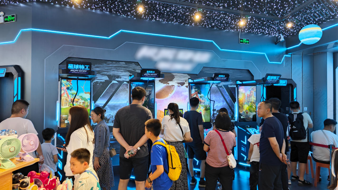 商場里的VR體驗(yàn)館人流量特別大.jpg 商場里的VR體驗(yàn)館人流量特別大.jpg