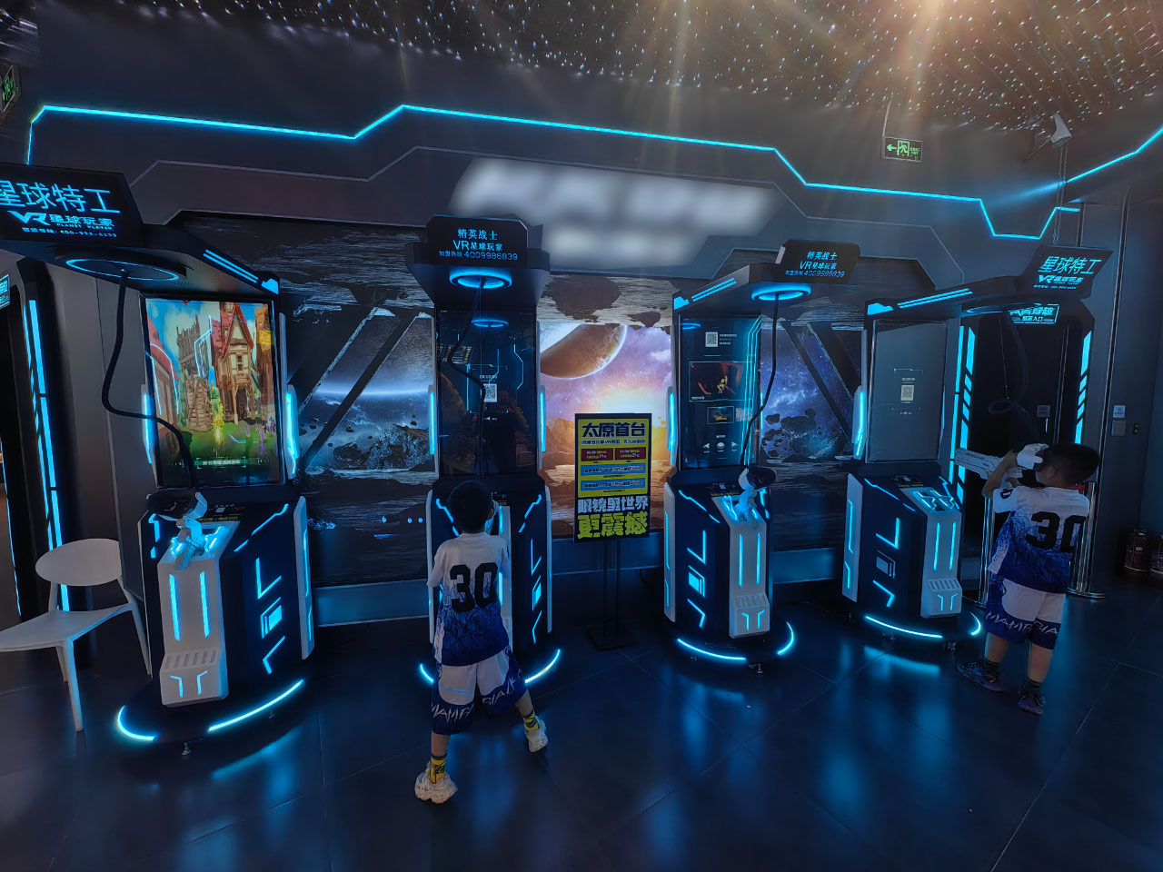 VR體驗(yàn)館設(shè)備.jpg VR體驗(yàn)館設(shè)備.jpg