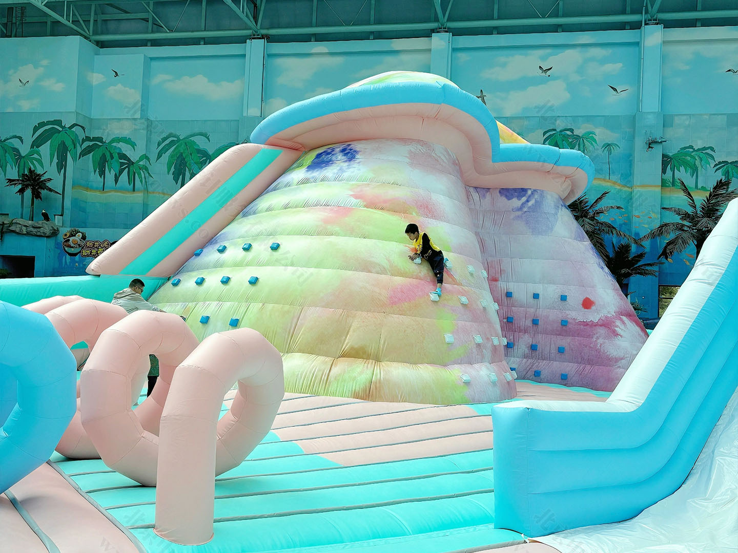 孩子在游樂園內(nèi)玩耍.jpg 孩子在游樂園內(nèi)玩耍.jpg