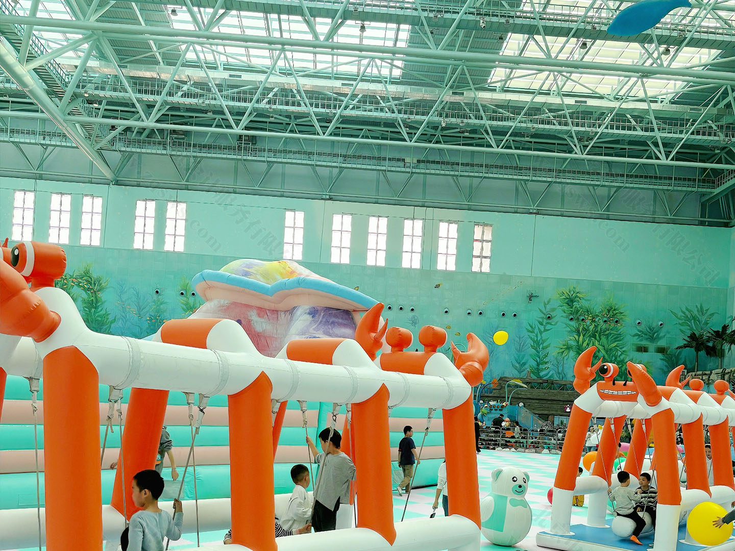 外邊在下雨但是室內(nèi)有游樂園不受影響.jpg 外邊在下雨但是室內(nèi)有游樂園不受影響.jpg