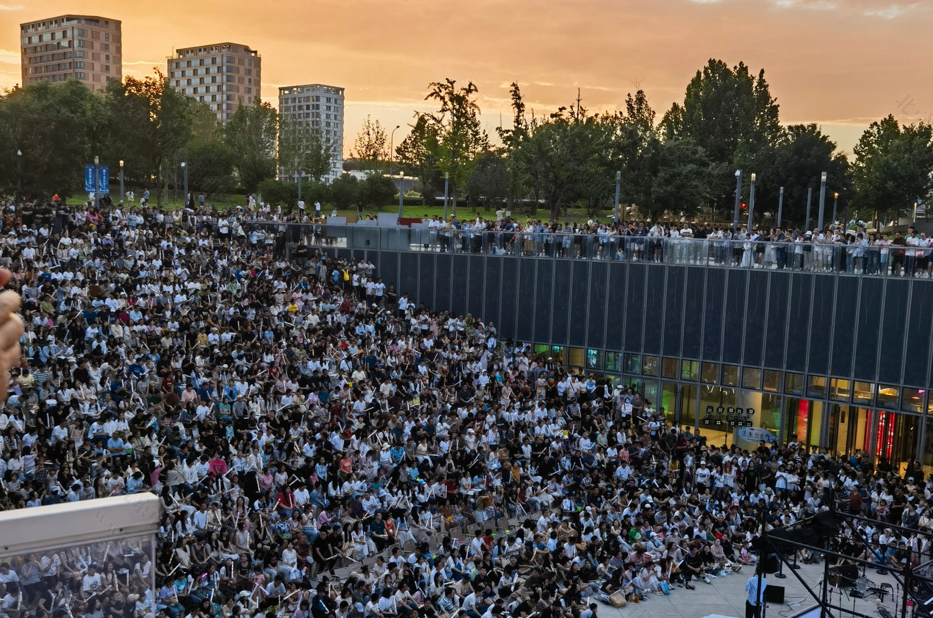 露天的音樂(lè)會(huì)場(chǎng)地.jpg 露天的音樂(lè)會(huì)場(chǎng)地.jpg