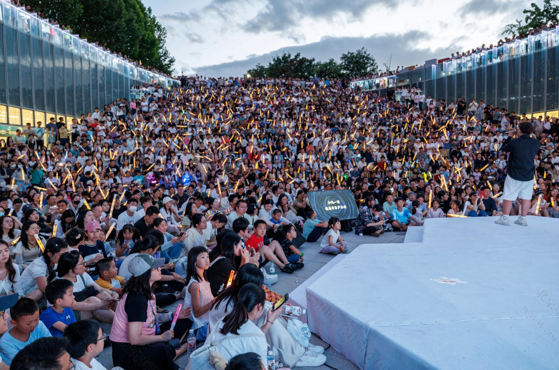 露天的音樂(lè)會(huì)場(chǎng)地.jpg 露天的音樂(lè)會(huì)場(chǎng)地.jpg