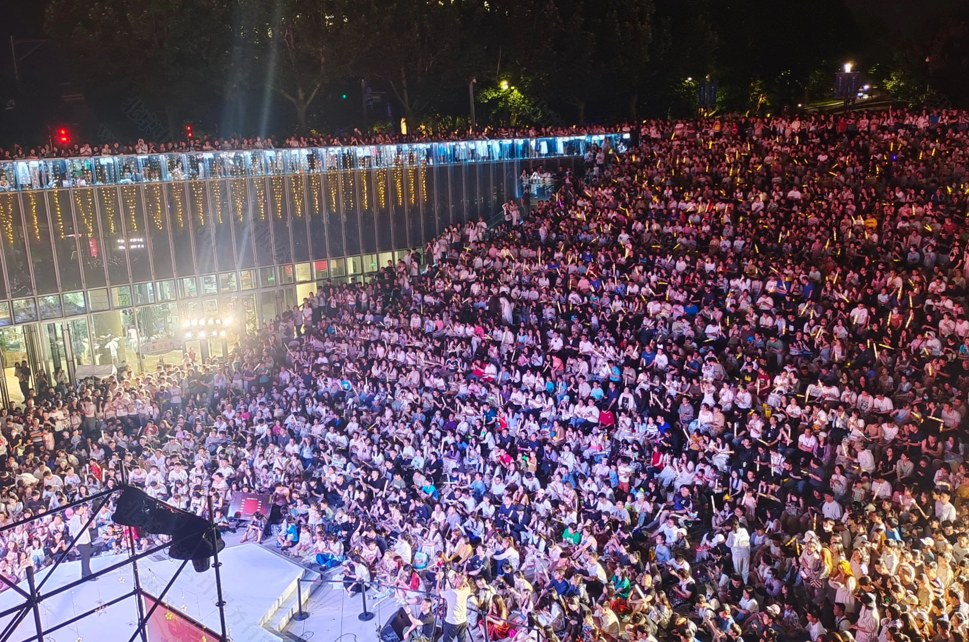 露天的音樂(lè)會(huì)場(chǎng)地現(xiàn)場(chǎng).jpg 露天的音樂(lè)會(huì)場(chǎng)地現(xiàn)場(chǎng).jpg