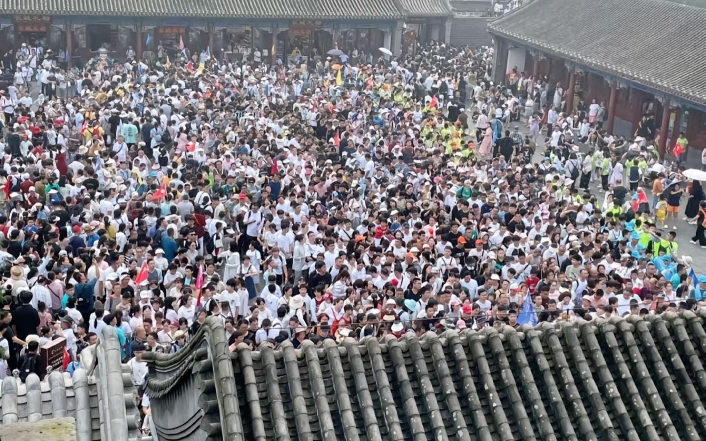 人山人海的旅游小伙伴們.jpg 人山人海的旅游小伙伴們.jpg