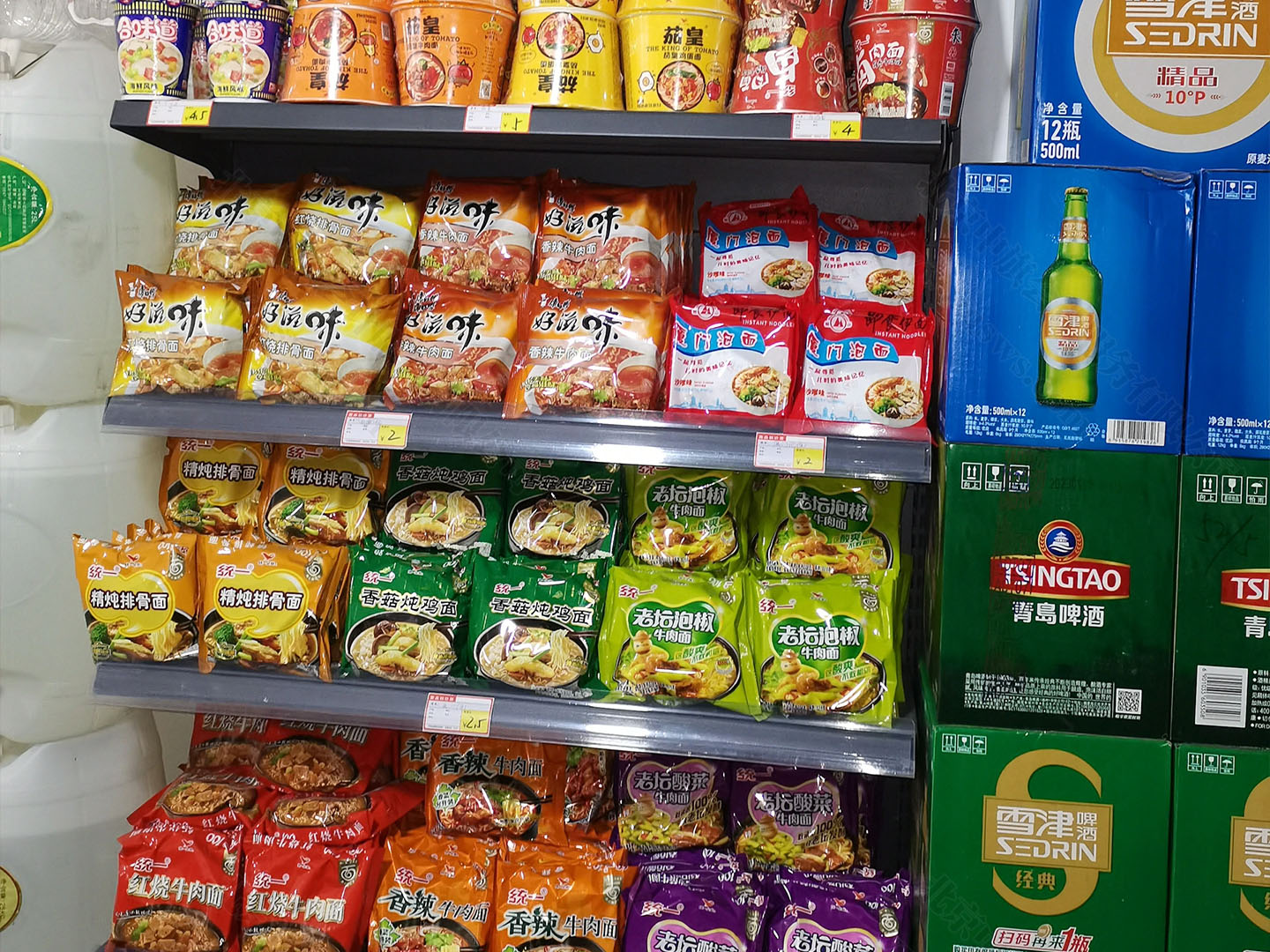 貨架上的方便面.jpg 貨架上的方便面.jpg