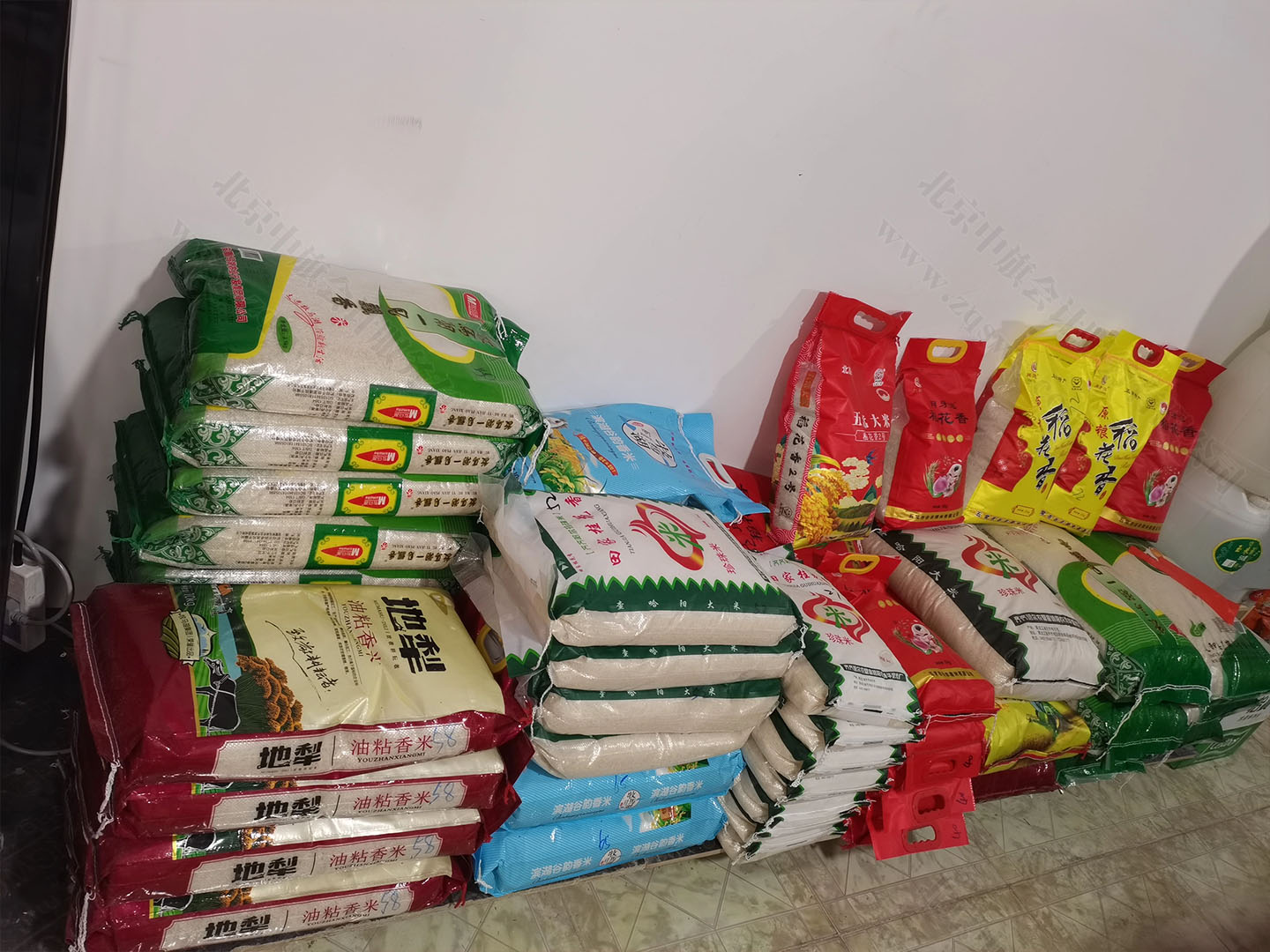 擺放在地上的大米主要還是五常大米好賣一些.jpg