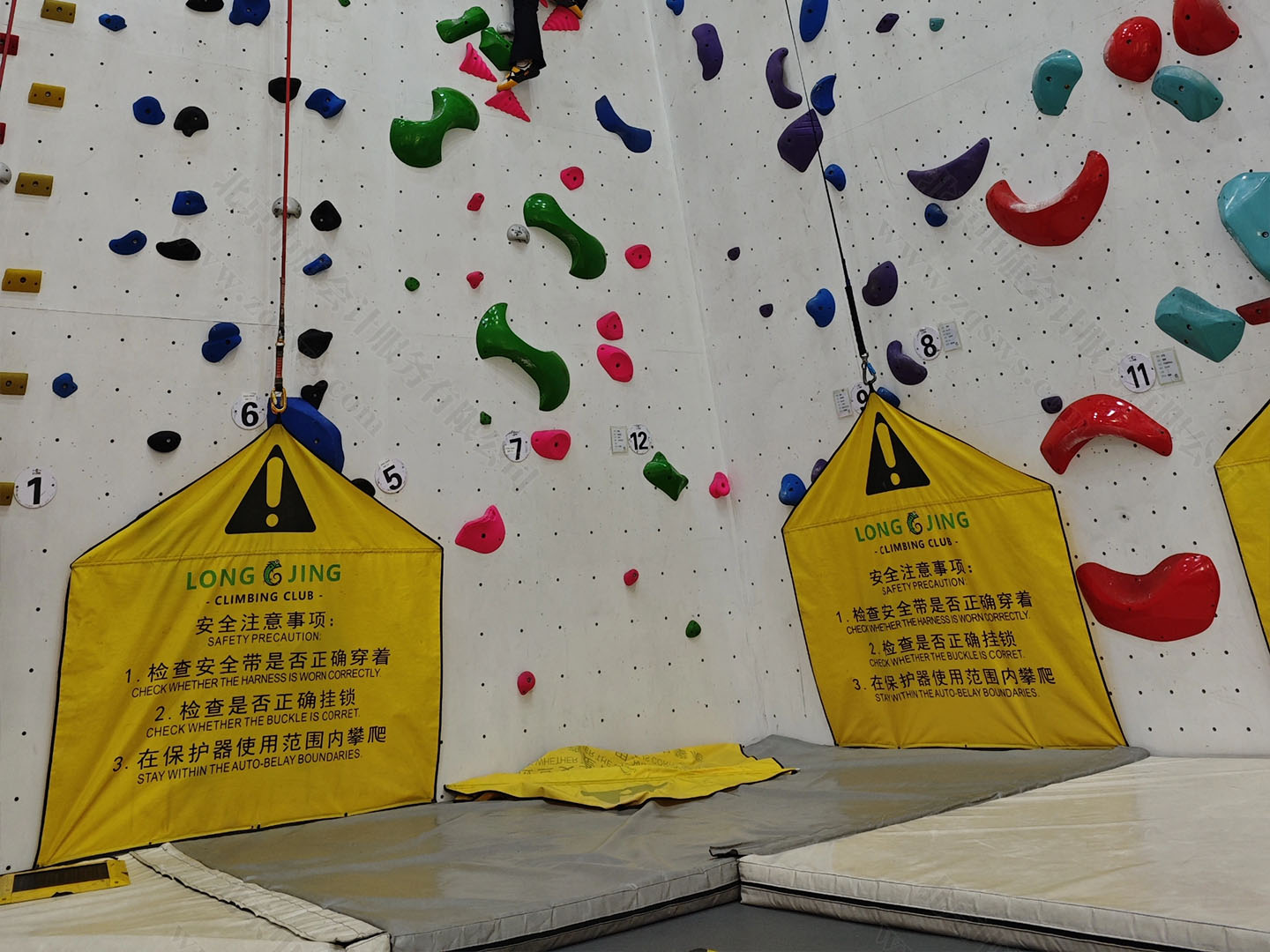 攀巖館一定要做好安全防護.jpg 攀巖館一定要做好安全防護.jpg