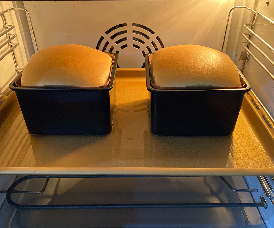 正在烤箱里的蛋糕.jpg 正在烤箱里的蛋糕.jpg