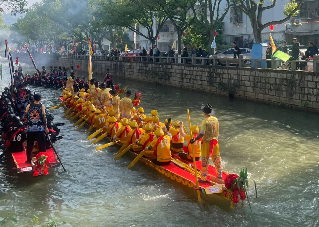 劃龍舟暢享快樂.jpg