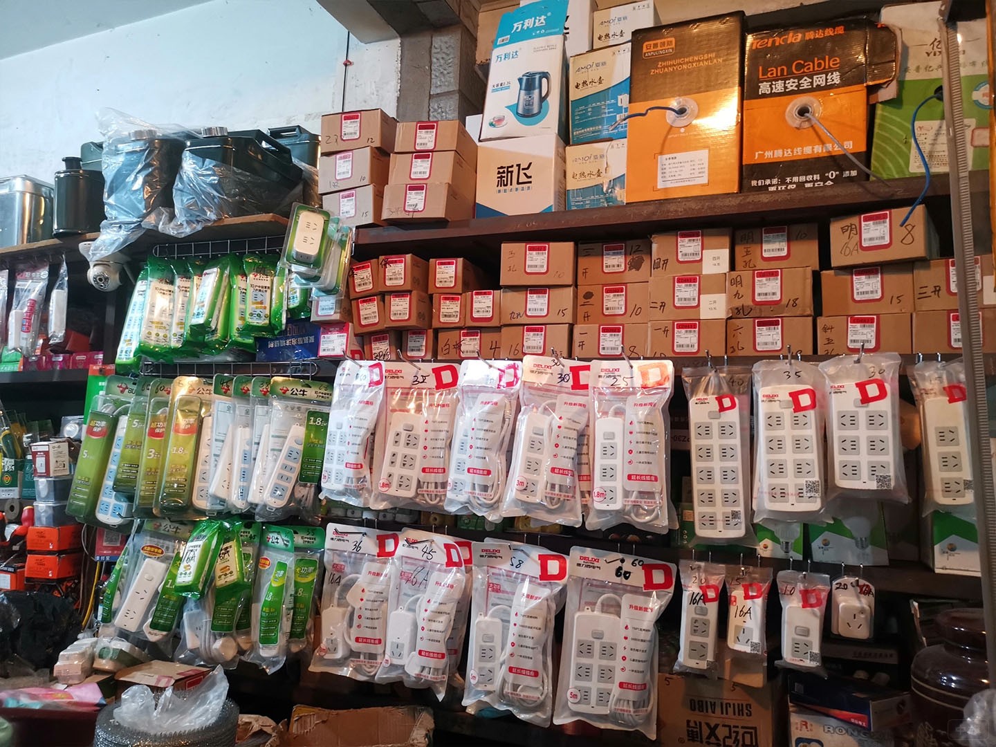 五金店雜亂的商鋪.jpg 五金店雜亂的商鋪.jpg