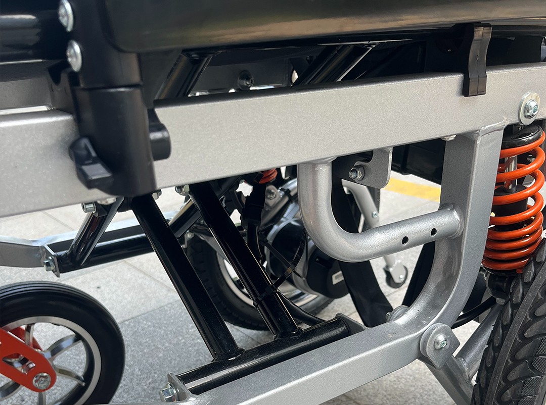 這方鋼非常的厚實(shí).jpg 這方鋼非常的厚實(shí).jpg