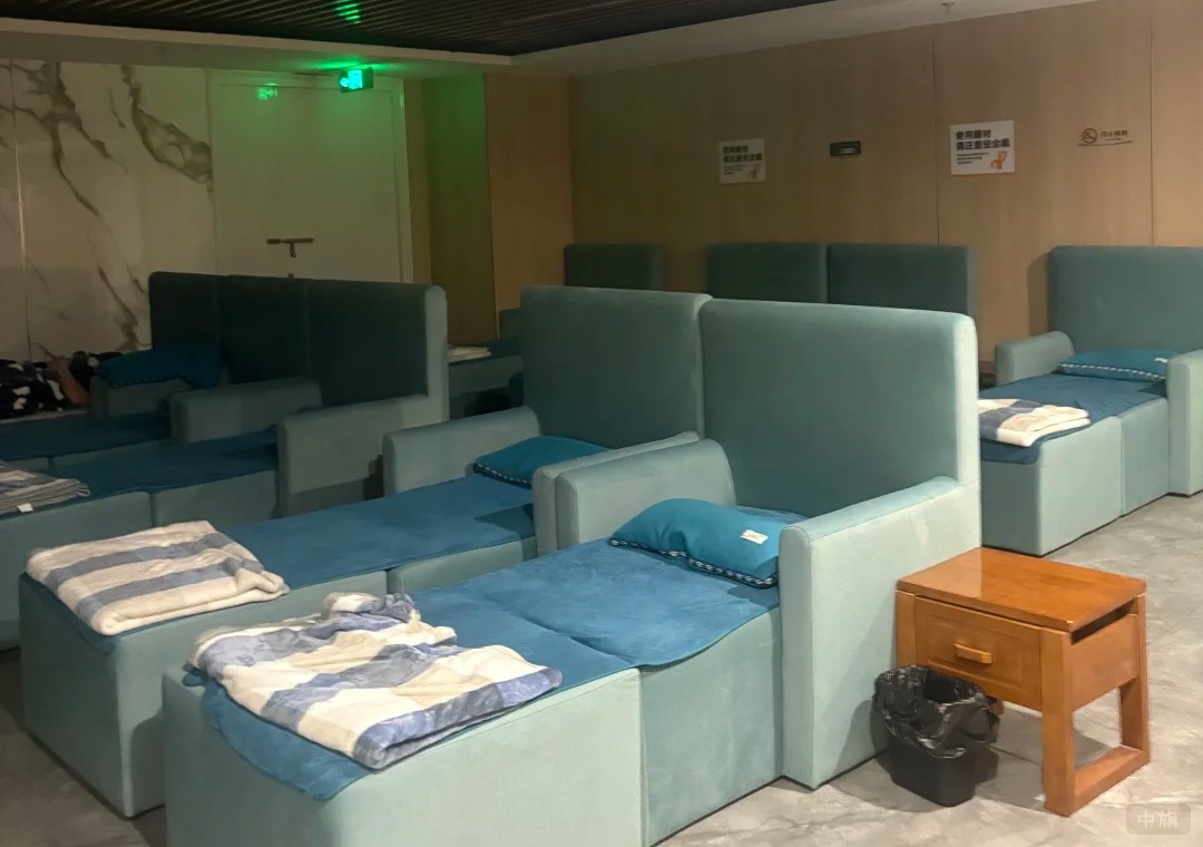 休息區(qū)上方吊頂都必須要有報(bào)警器.jpg 休息區(qū)上方吊頂都必須要有報(bào)警器.jpg