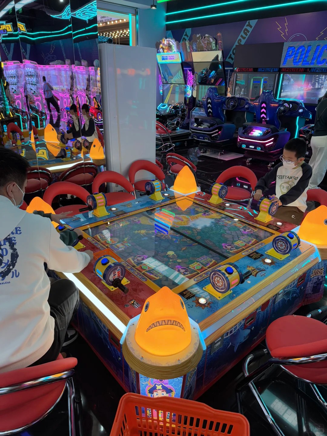 電玩城正在打游戲的小朋友.jpg 電玩城正在打游戲的小朋友.jpg