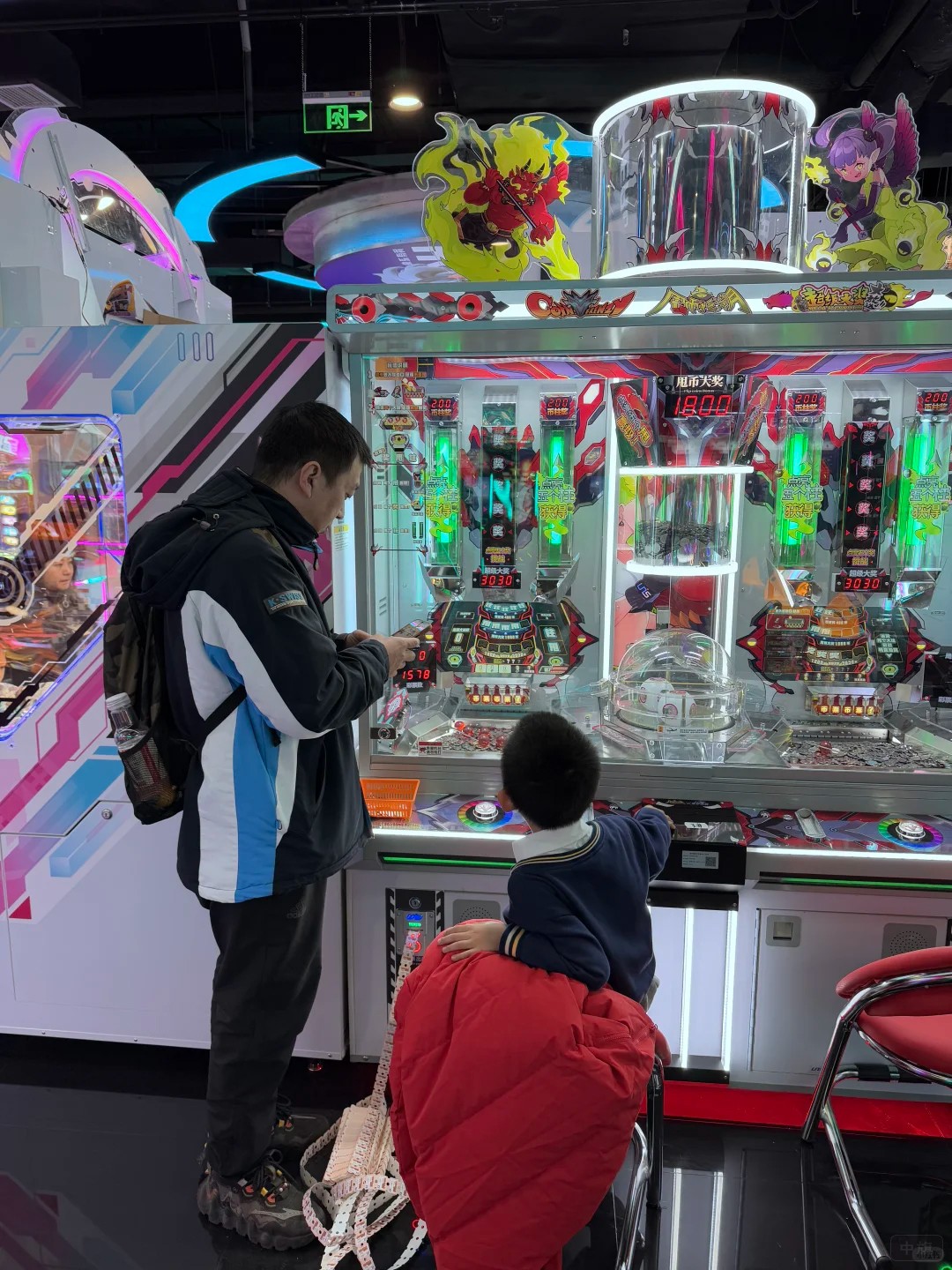 小朋友正在打電動.jpg 小朋友正在打電動.jpg