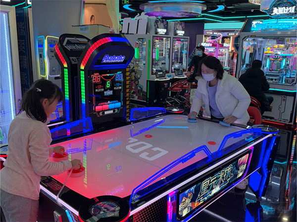 家長正在帶著娃娃玩桌球.png 家長正在帶著娃娃玩桌球.png