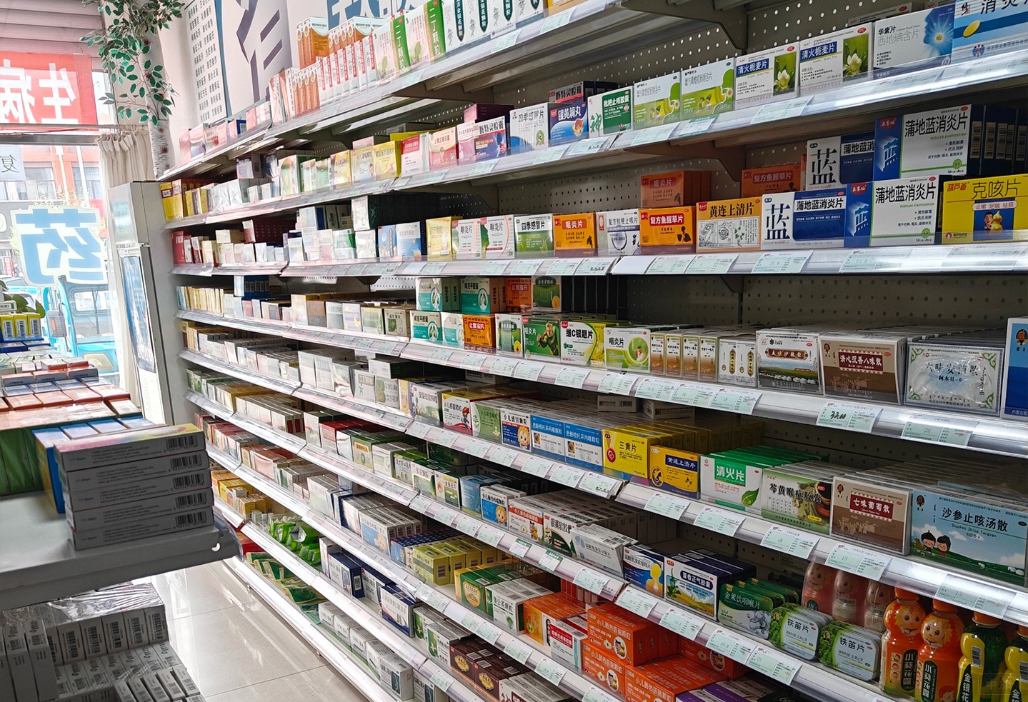現(xiàn)在營(yíng)業(yè)的貨架上的藥.jpg 現(xiàn)在營(yíng)業(yè)的貨架上的藥.jpg