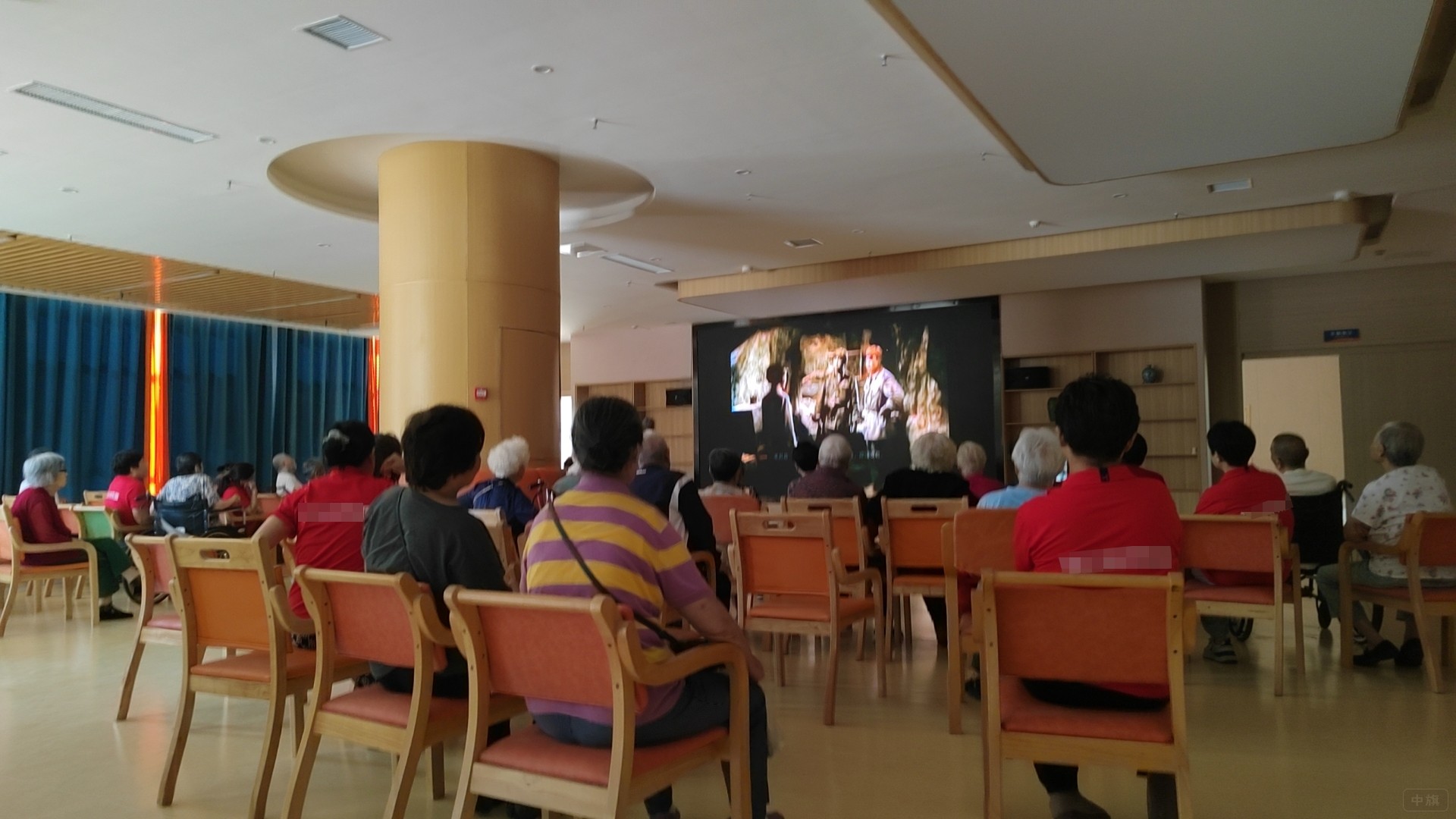 正在陪叔叔阿姨看電影的養(yǎng)老院工作人員們.jpg 正在陪叔叔阿姨看電影的養(yǎng)老院工作人員們.jpg