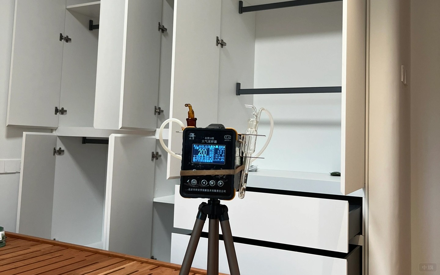 正在測量家具甲醛數(shù)值.jpg
