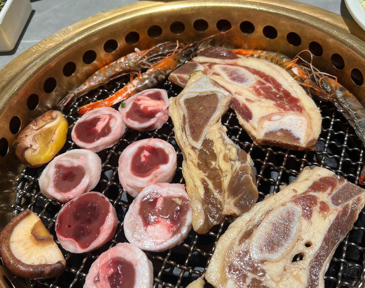 自助餐廳正在烤的牛排.jpg 自助餐廳正在烤的牛排.jpg