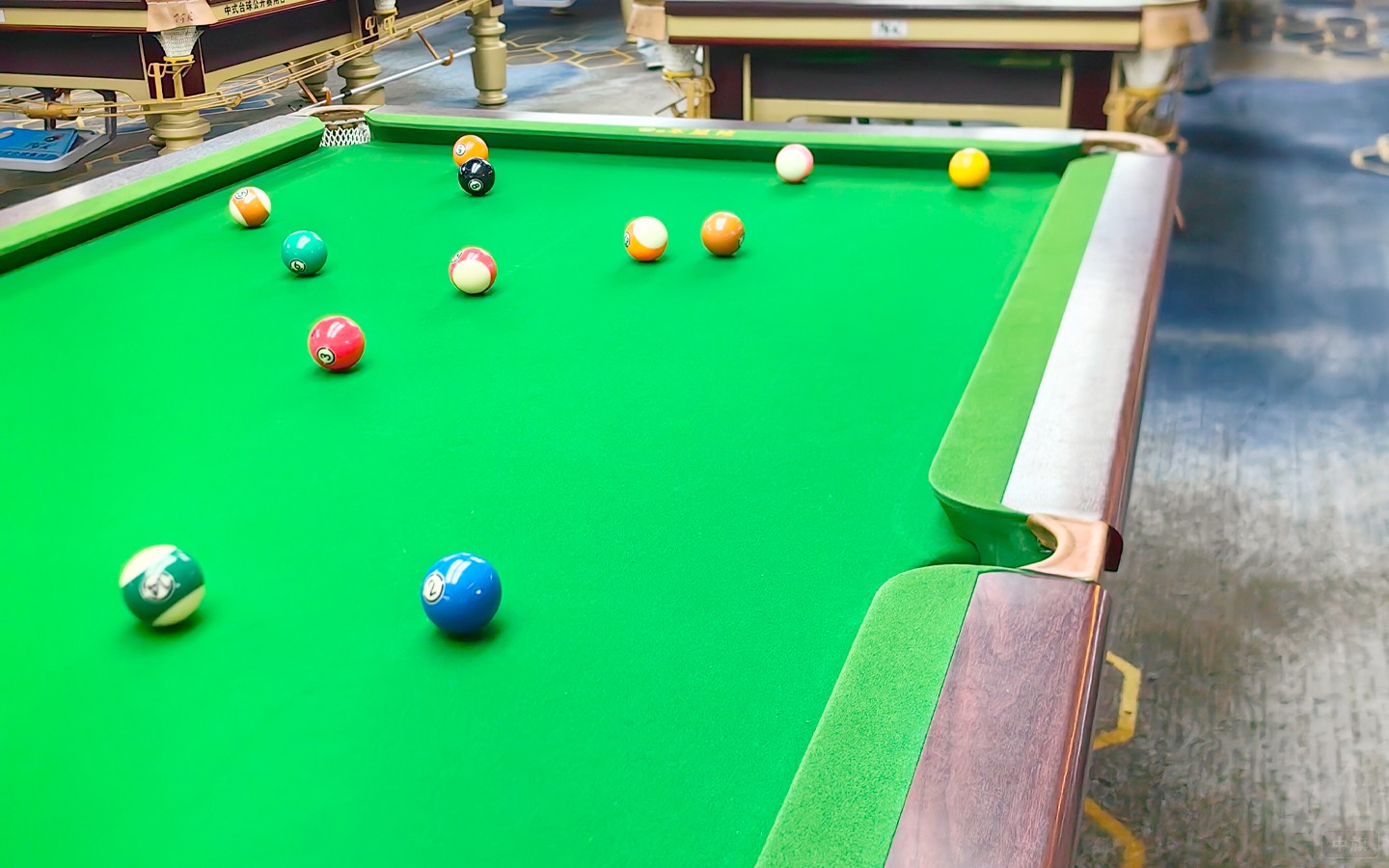 臺球室內(nèi)的臺球桌.jpg