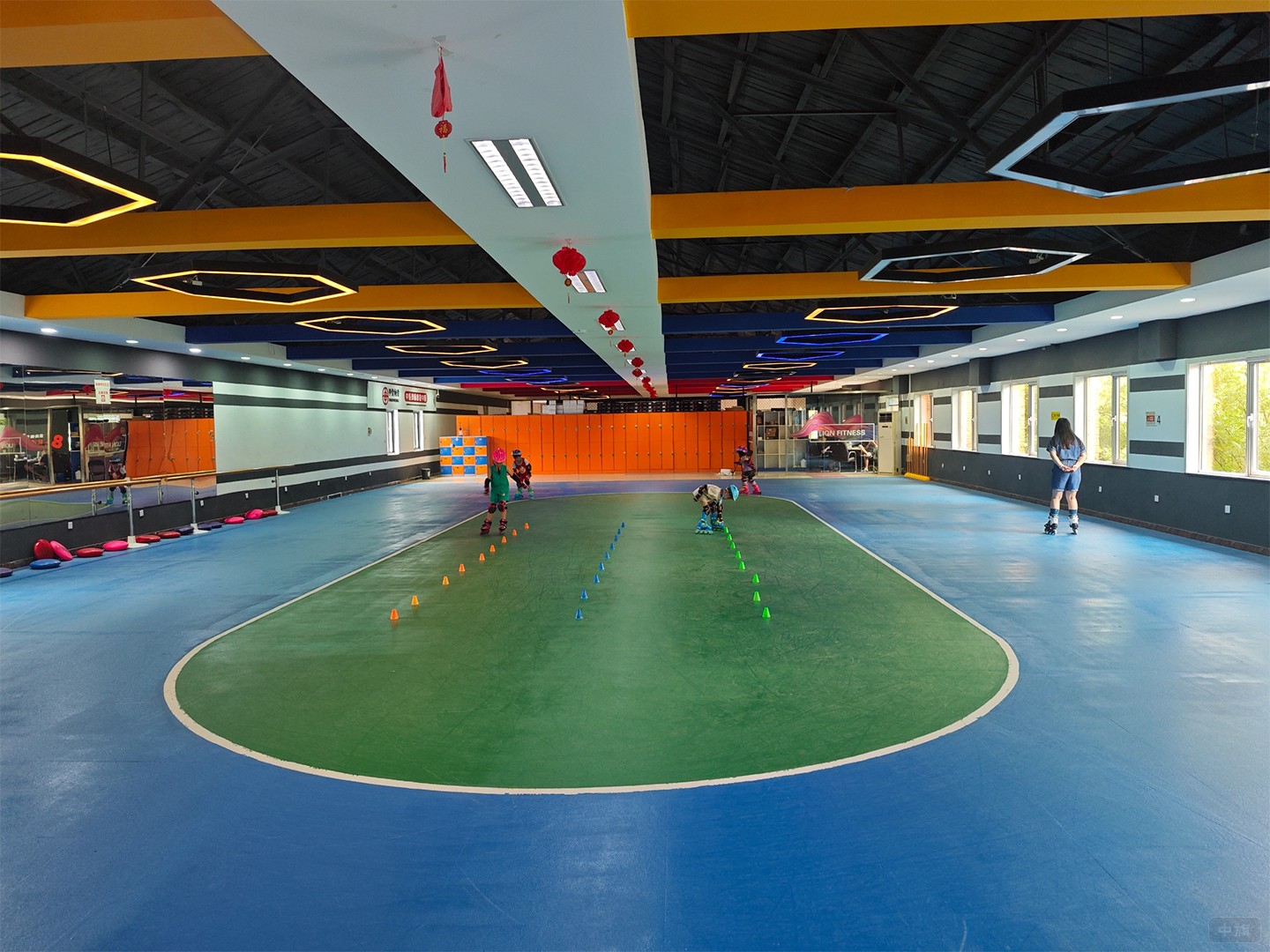 正在滑輪滑的同學們 正在滑輪滑的同學們