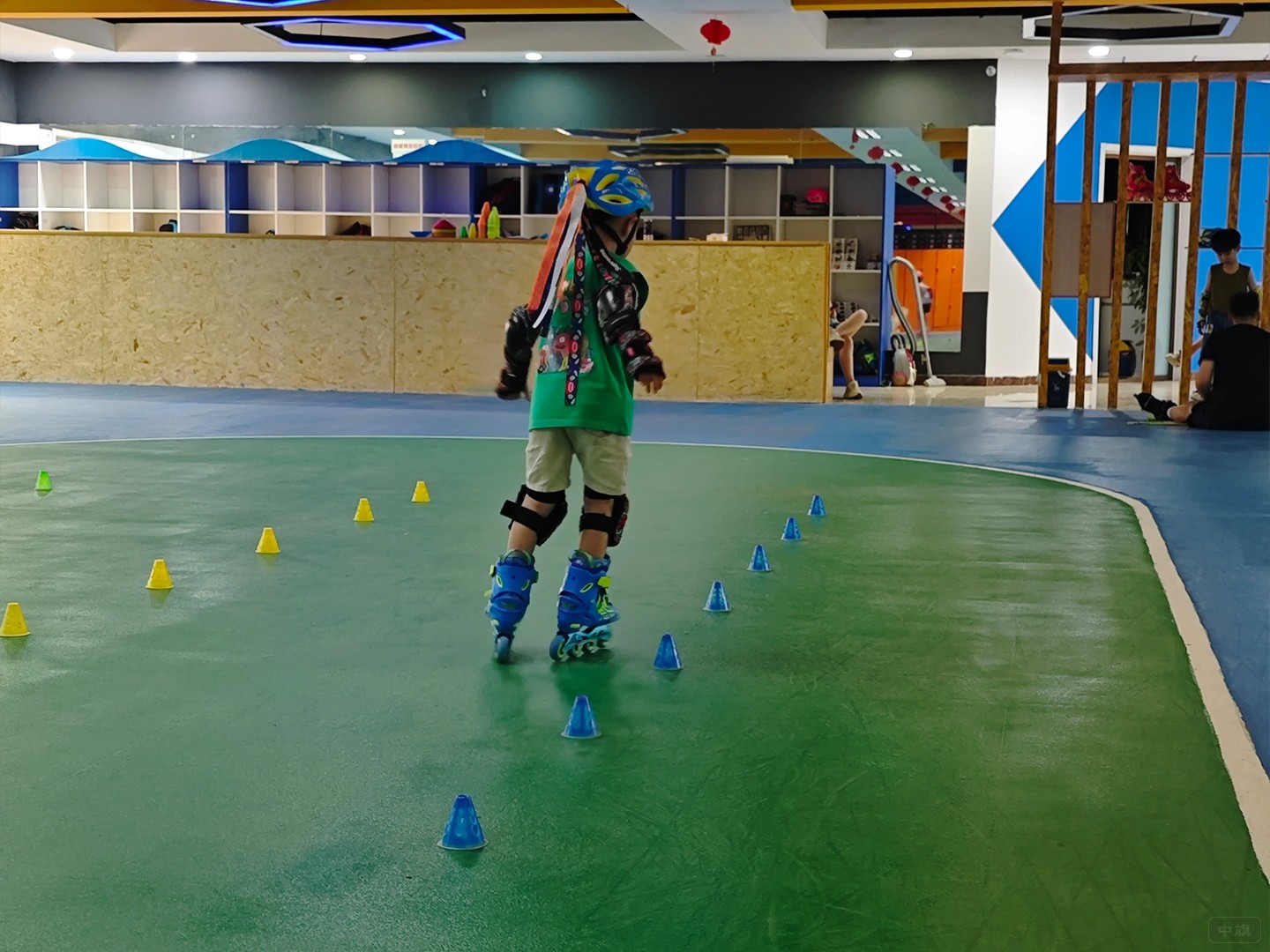 正在練習繞柱的孩子 正在練習繞柱的孩子