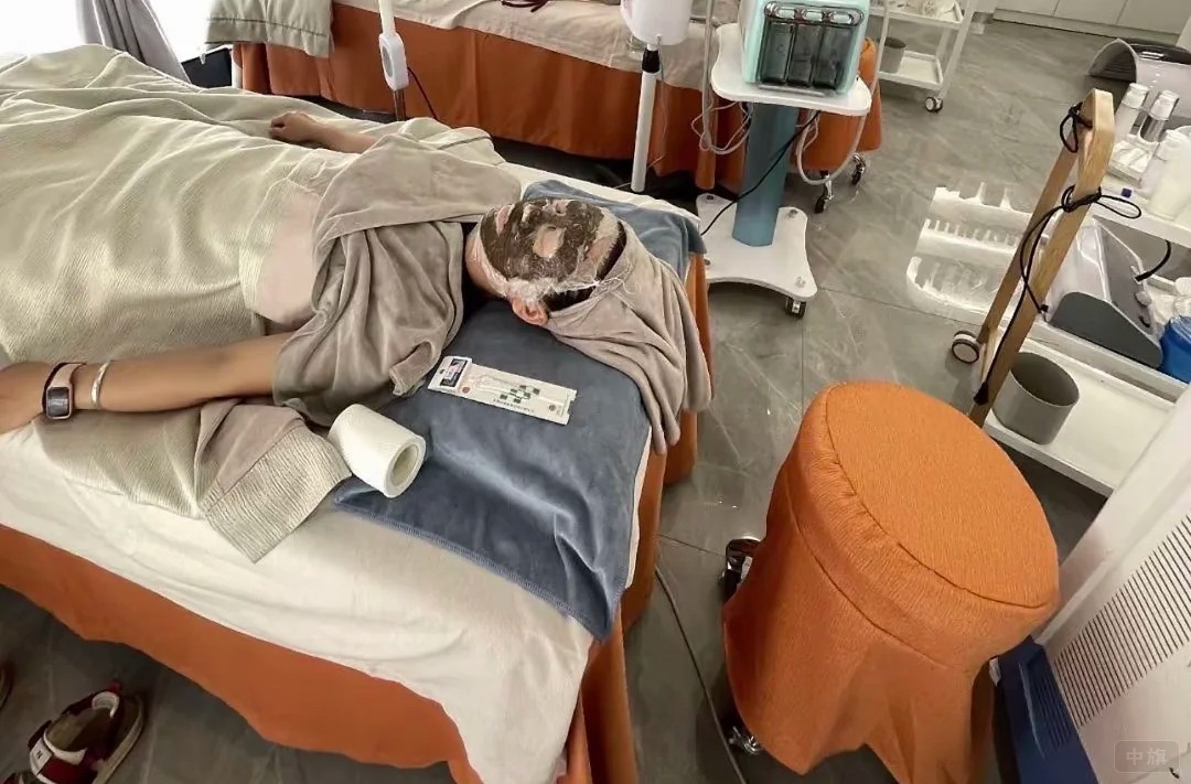 線(xiàn)下正在做美容的小姐姐 線(xiàn)下正在做美容的小姐姐