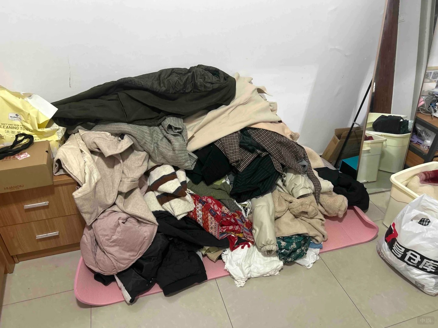 堆在角落里的舊衣服