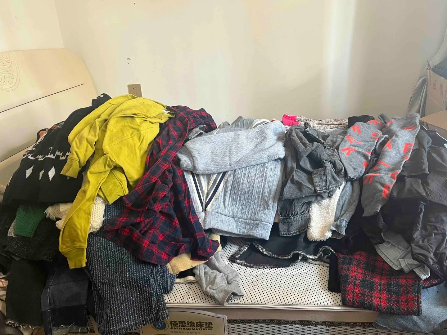 這也是家人拿來的舊衣服，都是要回收的