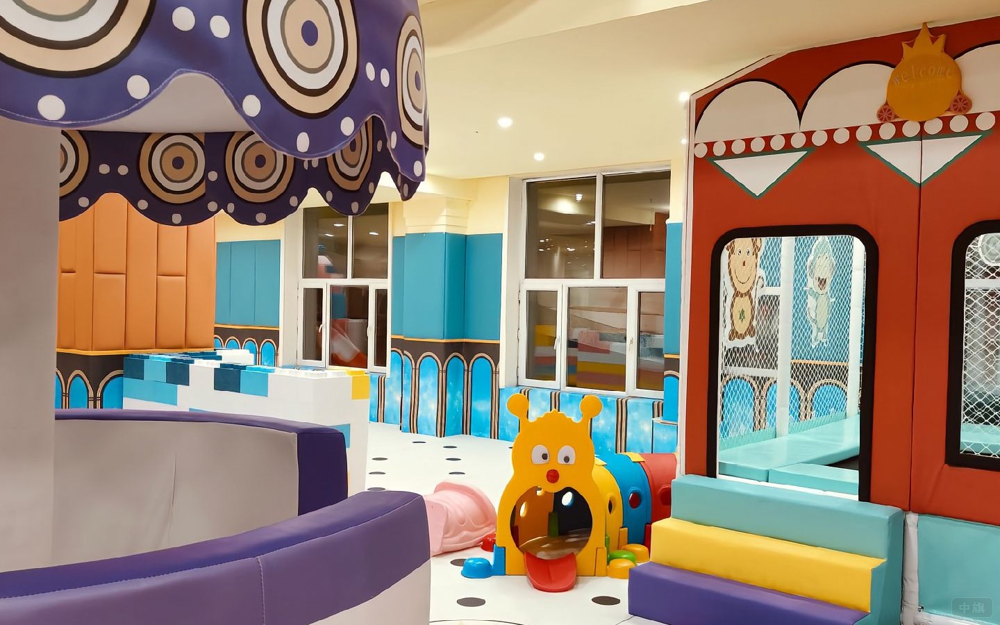 孩子們在淘氣堡內(nèi)可以來回爬動