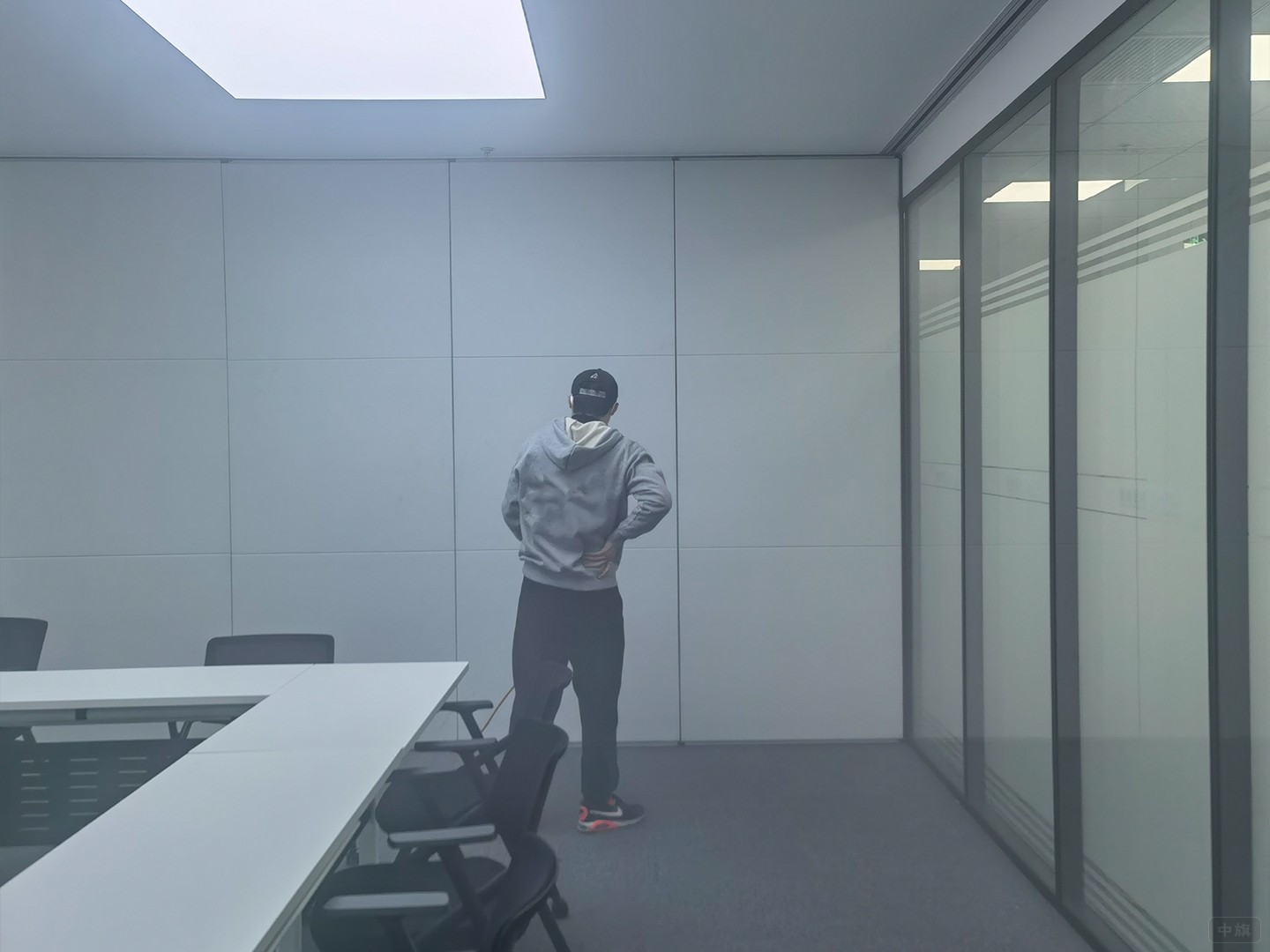 正在會(huì)議室除甲醛的師傅