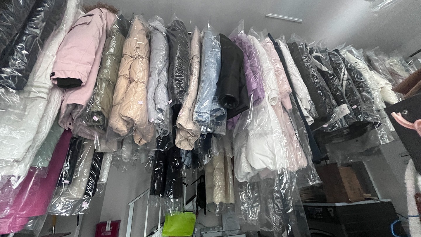 干洗過后等著區(qū)衣服了