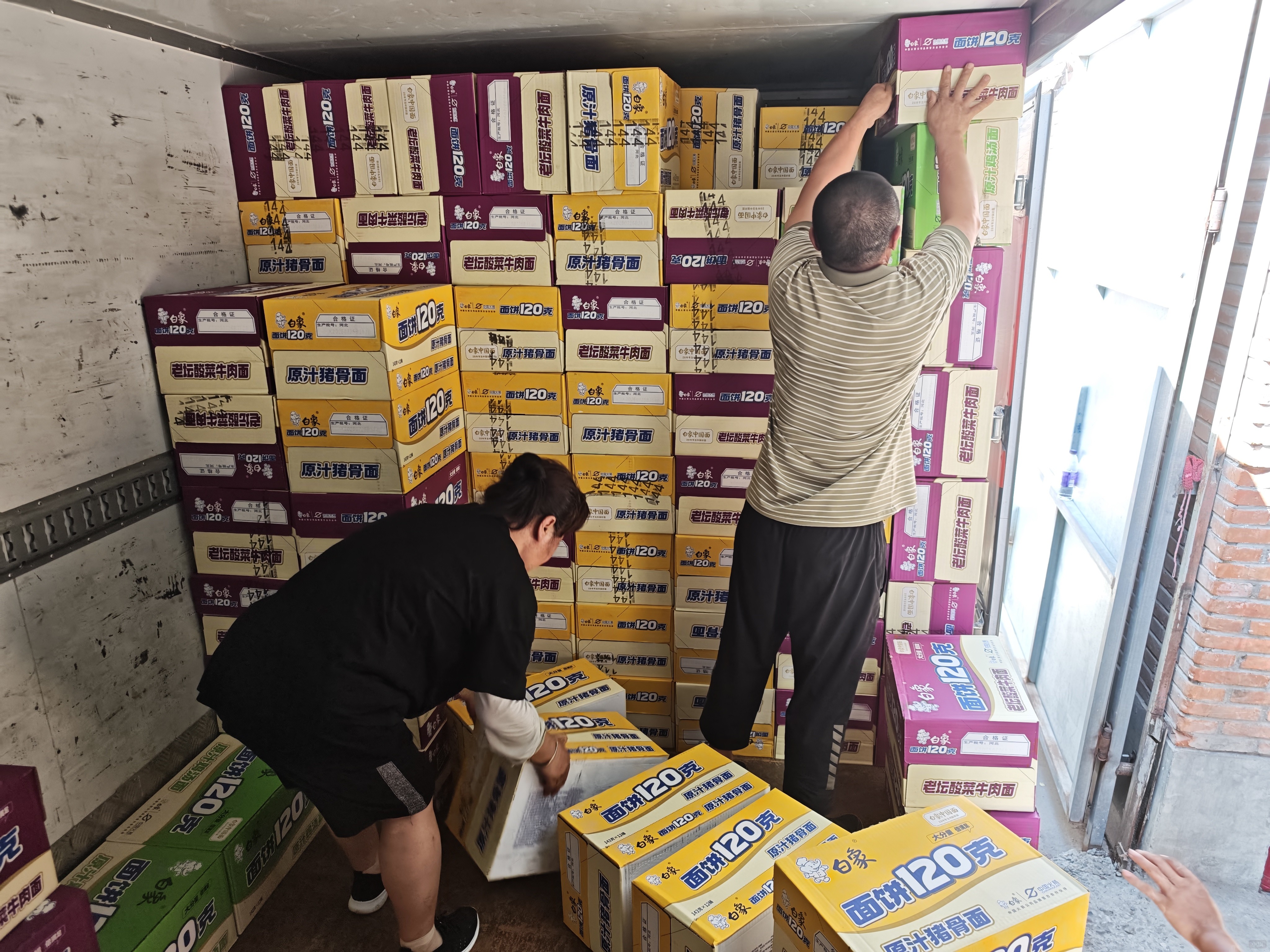 京AA89545的車(chē)主在悶熱的車(chē)廂內(nèi)擺放運(yùn)送物資