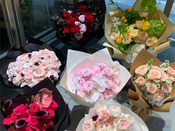 鮮花擺滿了一地一會(huì)跑腿來(lái)取