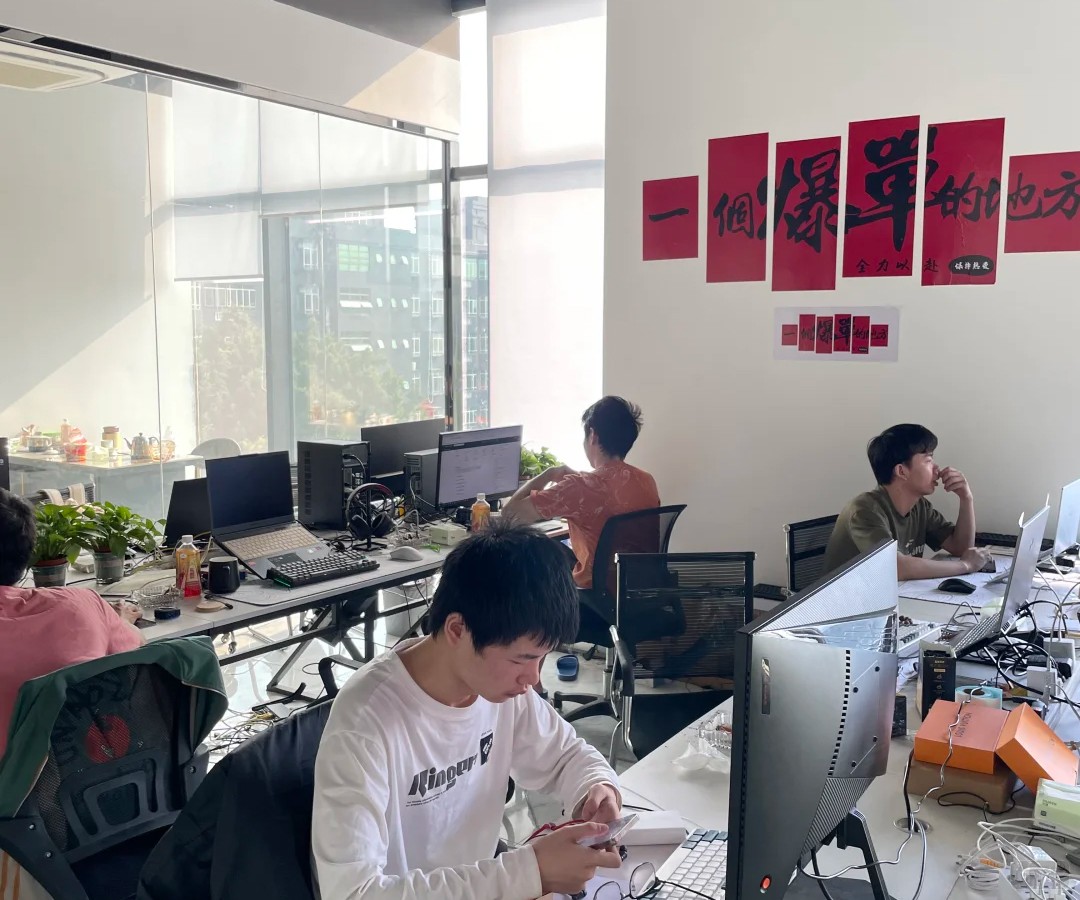 某電子上午公司的人員配比