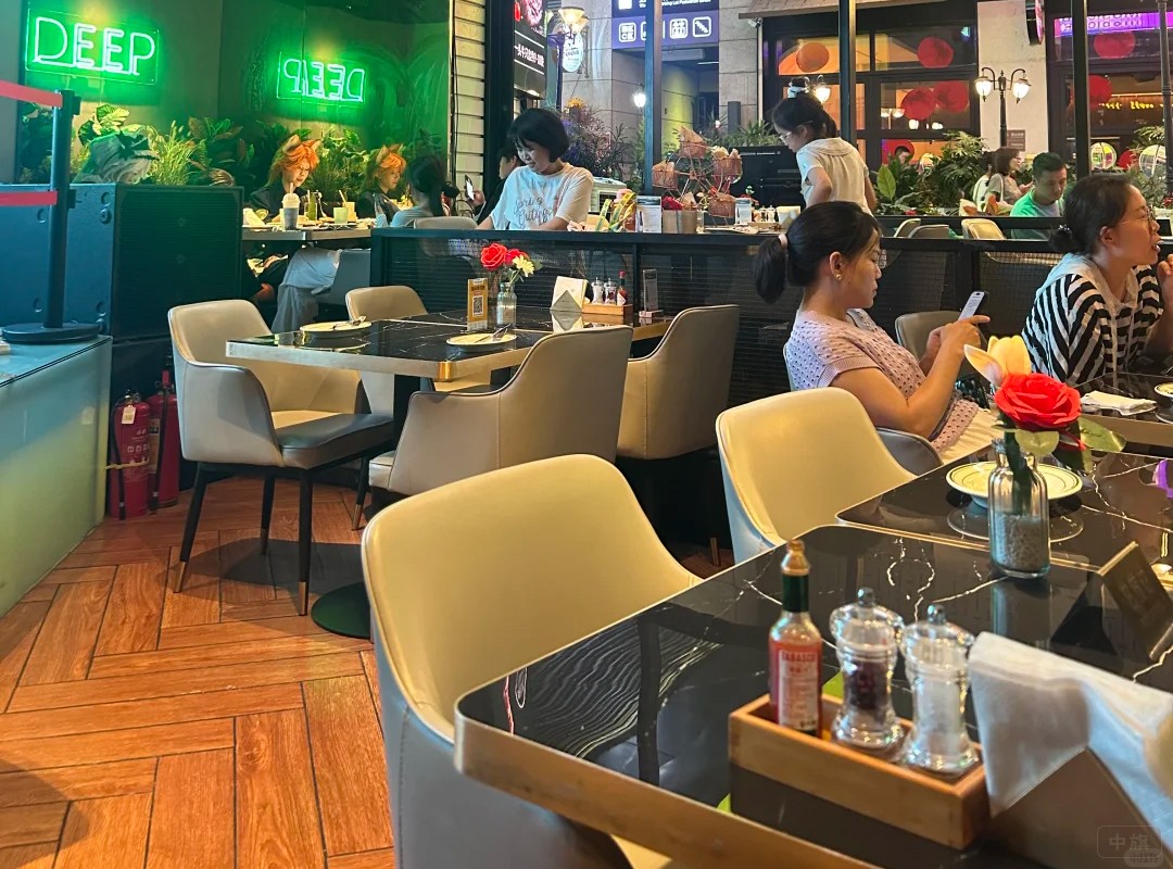 現在酒吧肯定都要配上餐飲