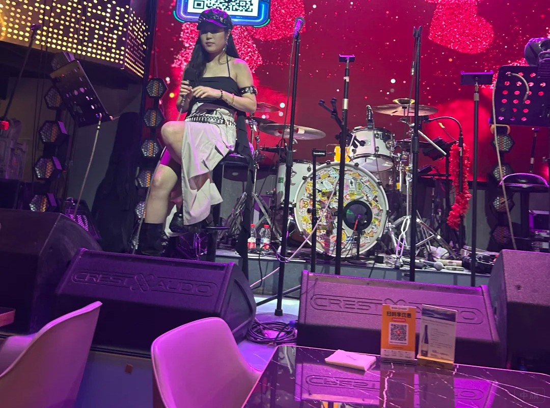 正在臺上唱歌的歌手