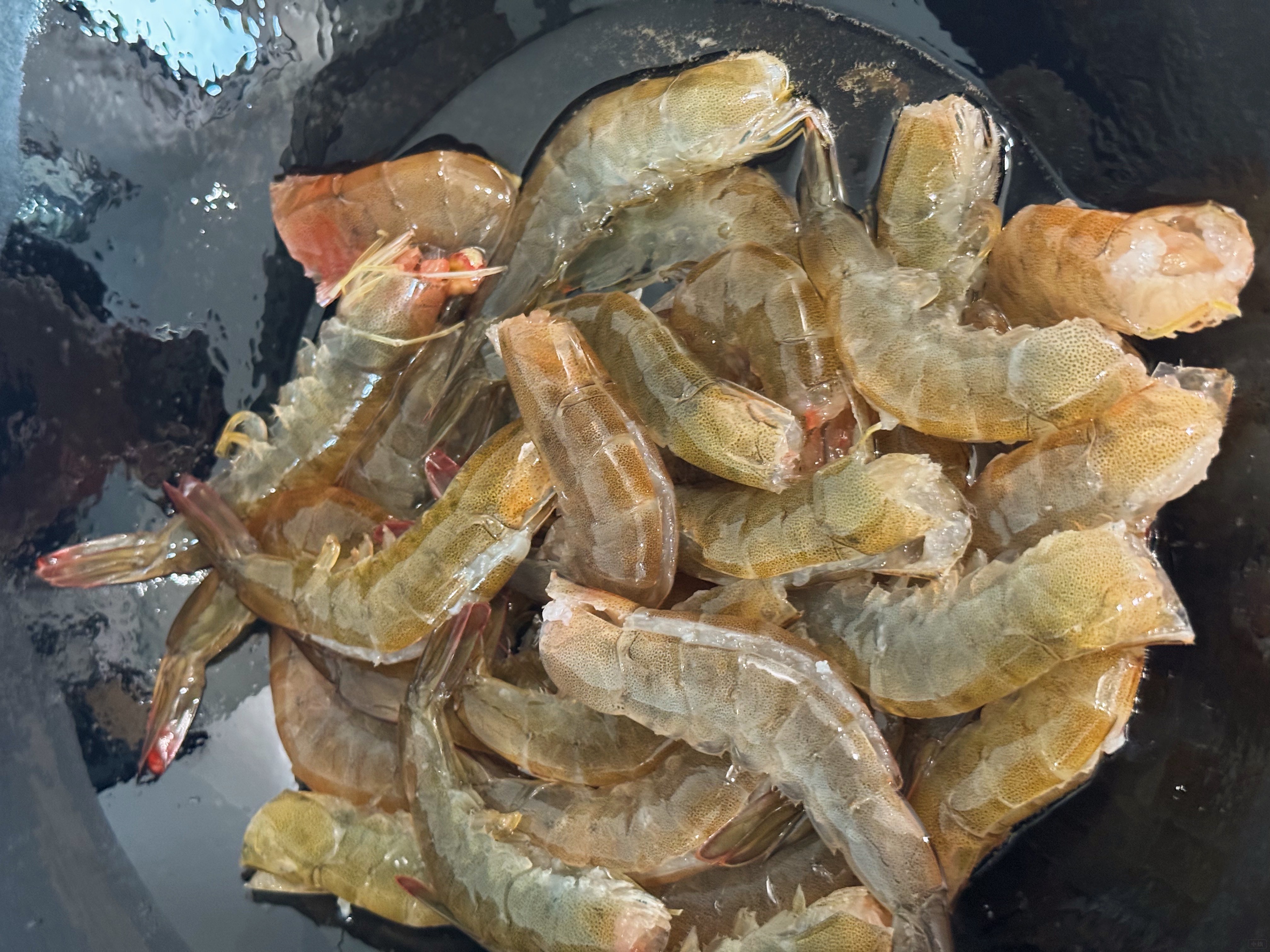 新鮮的蝦剛下鍋