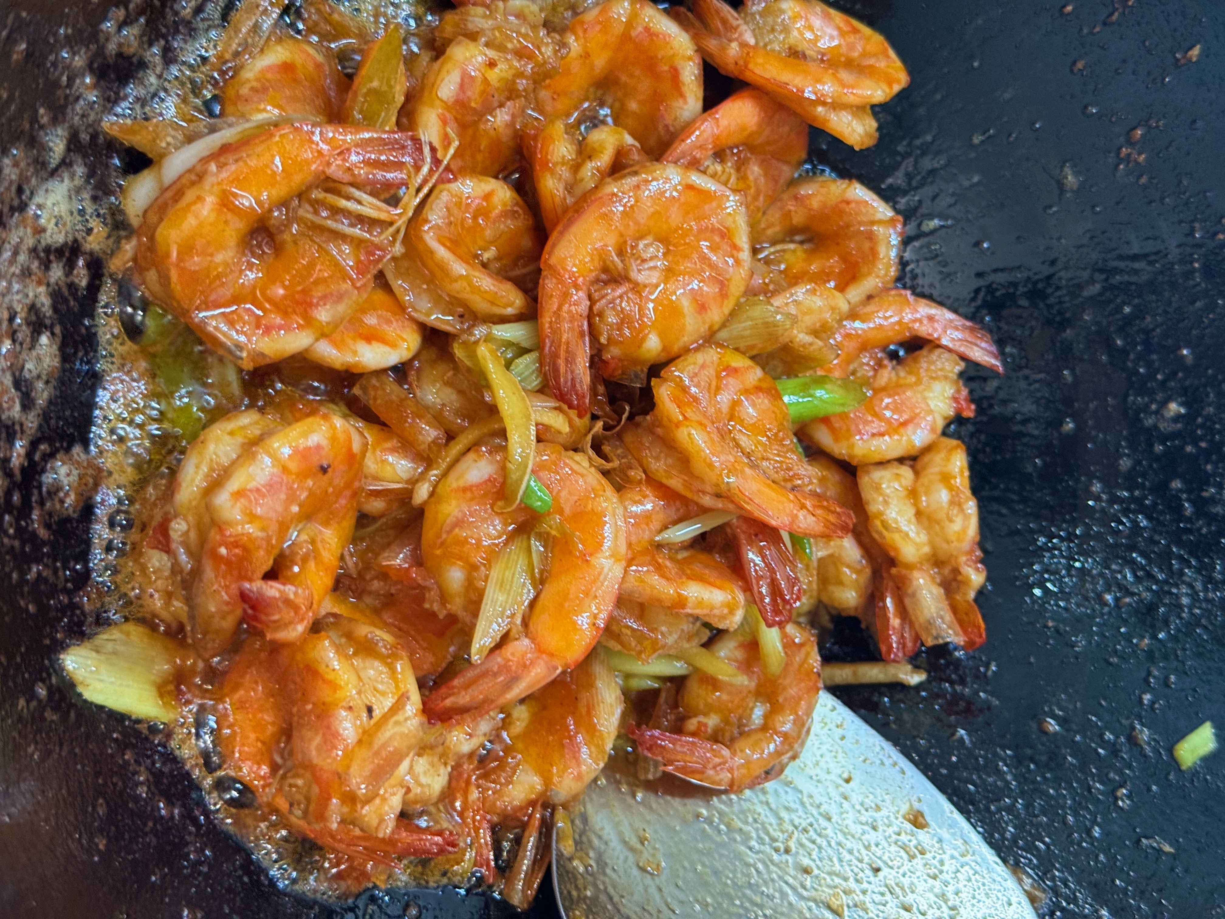 炒好的鮮蝦已經(jīng)成功上色了