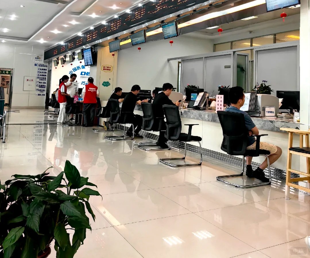 現(xiàn)場正在辦理營業(yè)執(zhí)照 現(xiàn)場正在辦理營業(yè)執(zhí)照