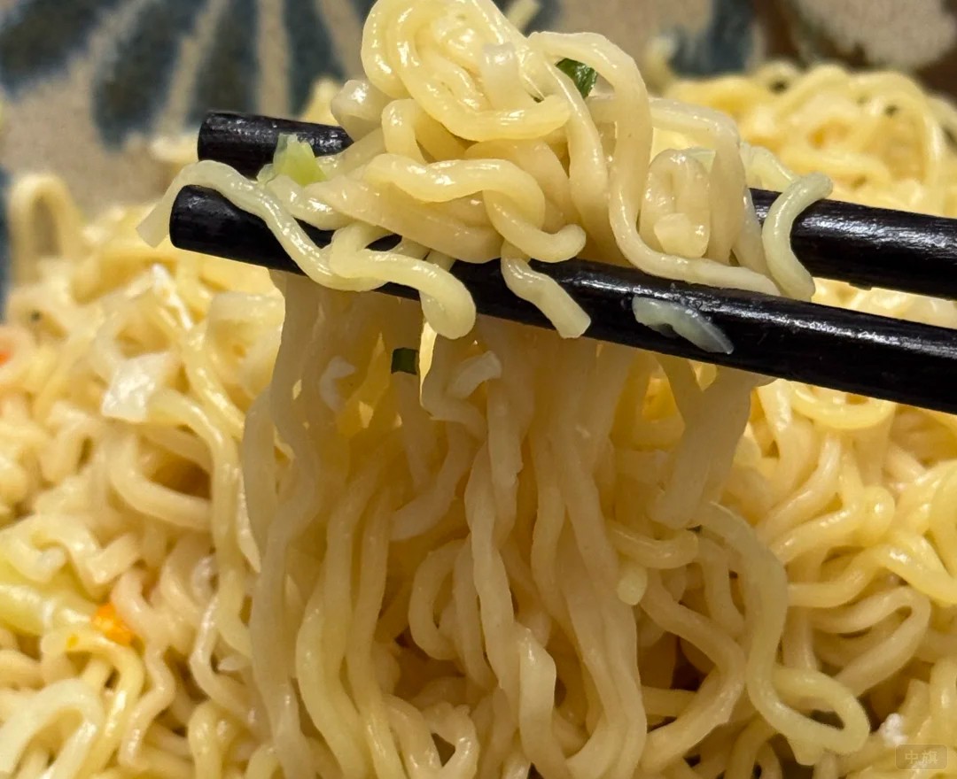 熱騰騰的方便面，看著有點(diǎn)小饞了