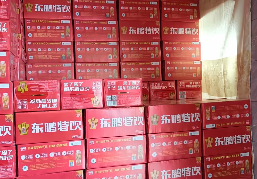 正在裝車的東鵬特飲