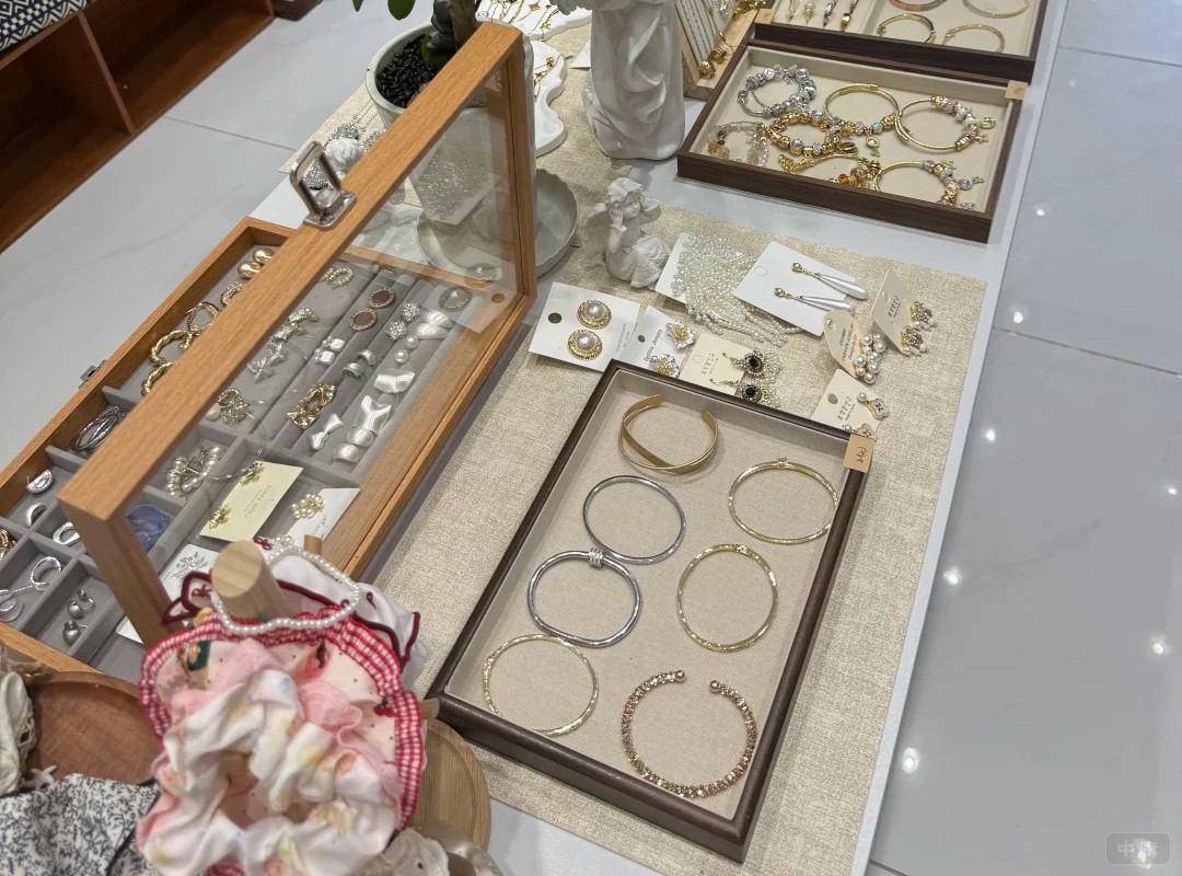 一家小店賣的金銀首飾