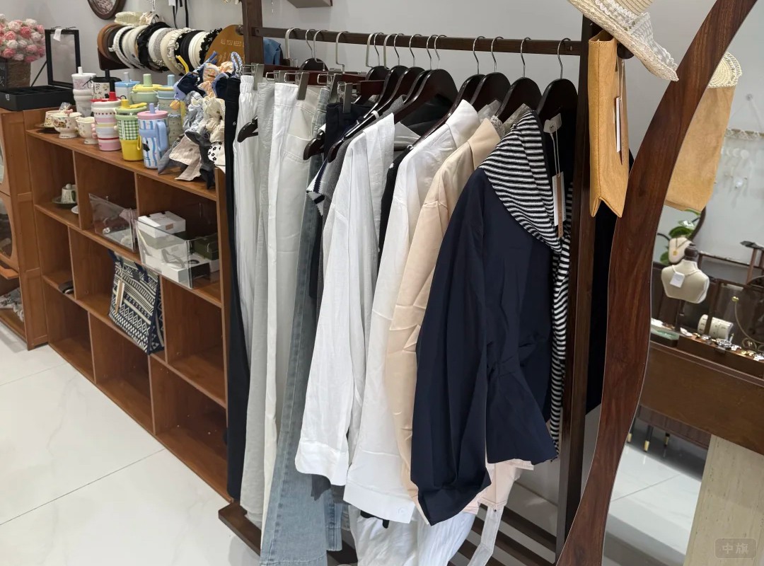 小店里賣的小衣服非常好看的