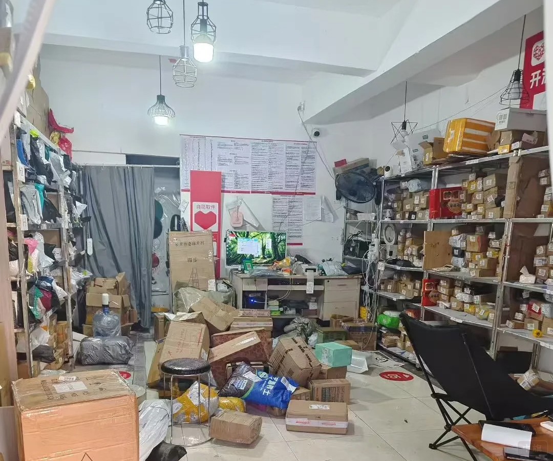 菜鳥驛站的件多起來那可能需要很大的區(qū)域來擺放