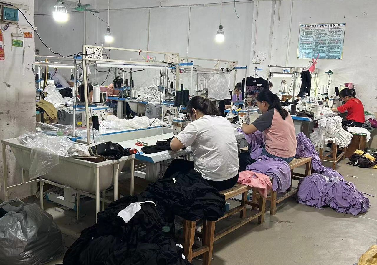 加工廠的小姐姐正在忙碌的生產(chǎn)衣服 加工廠的小姐姐正在忙碌的生產(chǎn)衣服