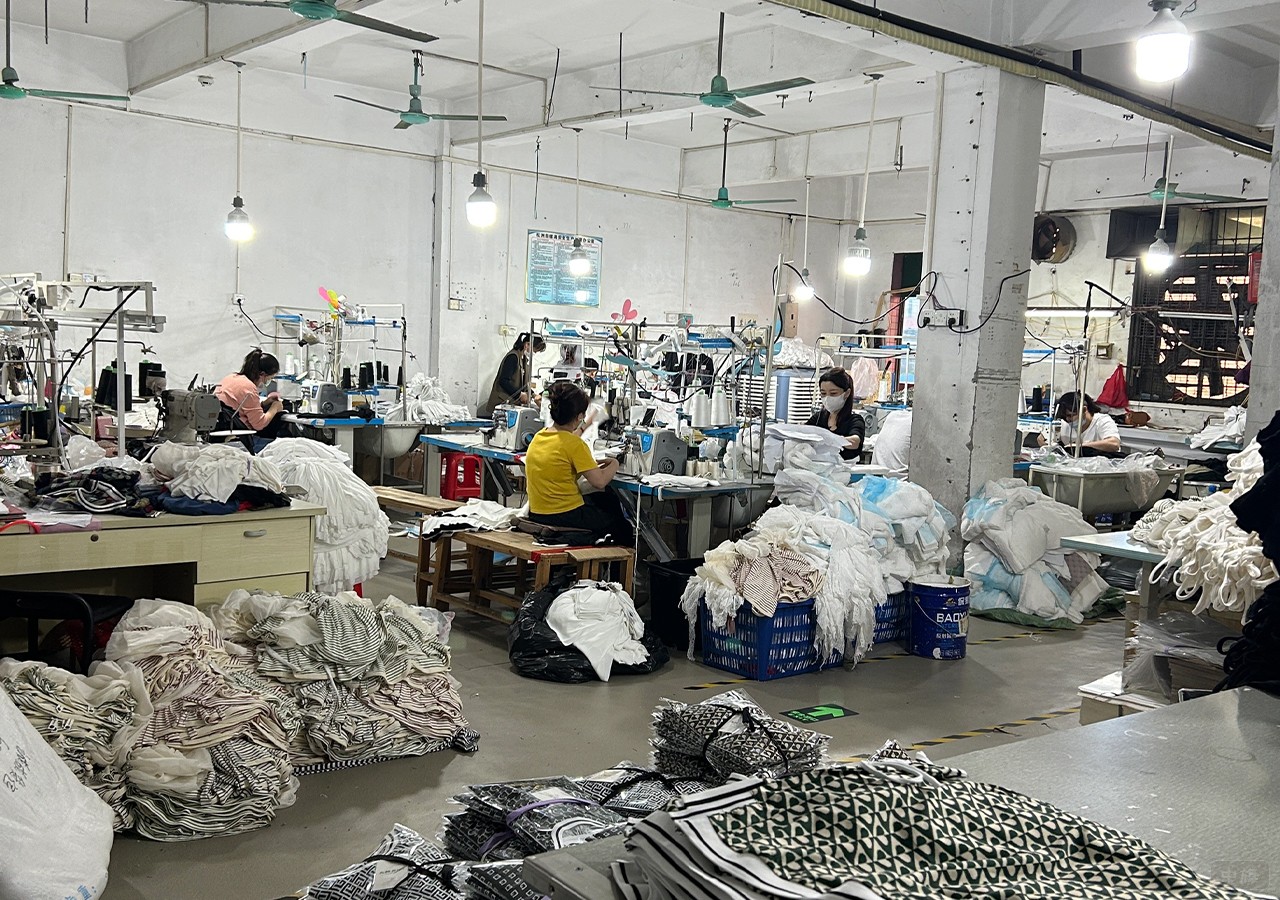 加工廠正在忙碌的工人們 加工廠正在忙碌的工人們