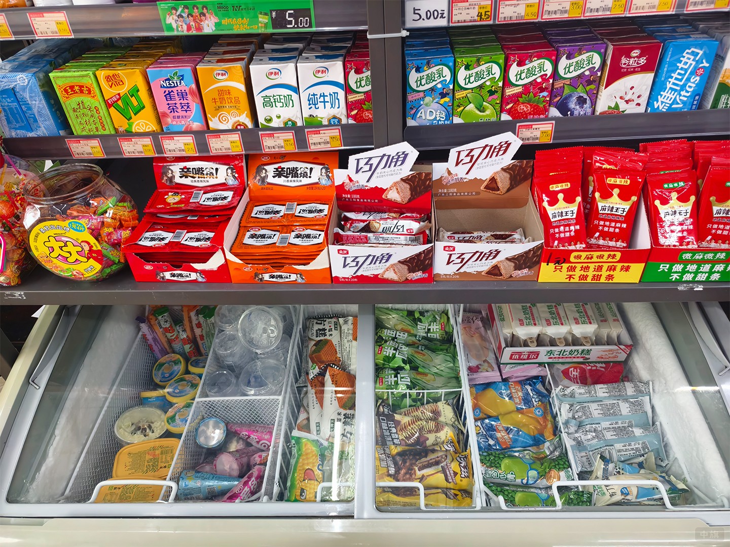 超市貨架上的商品琳瑯滿目 超市貨架上的商品琳瑯滿目