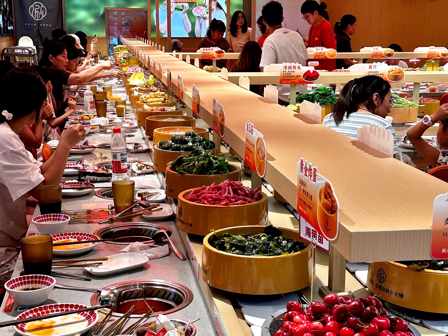 旋轉(zhuǎn)小火鍋這人流量可見一斑