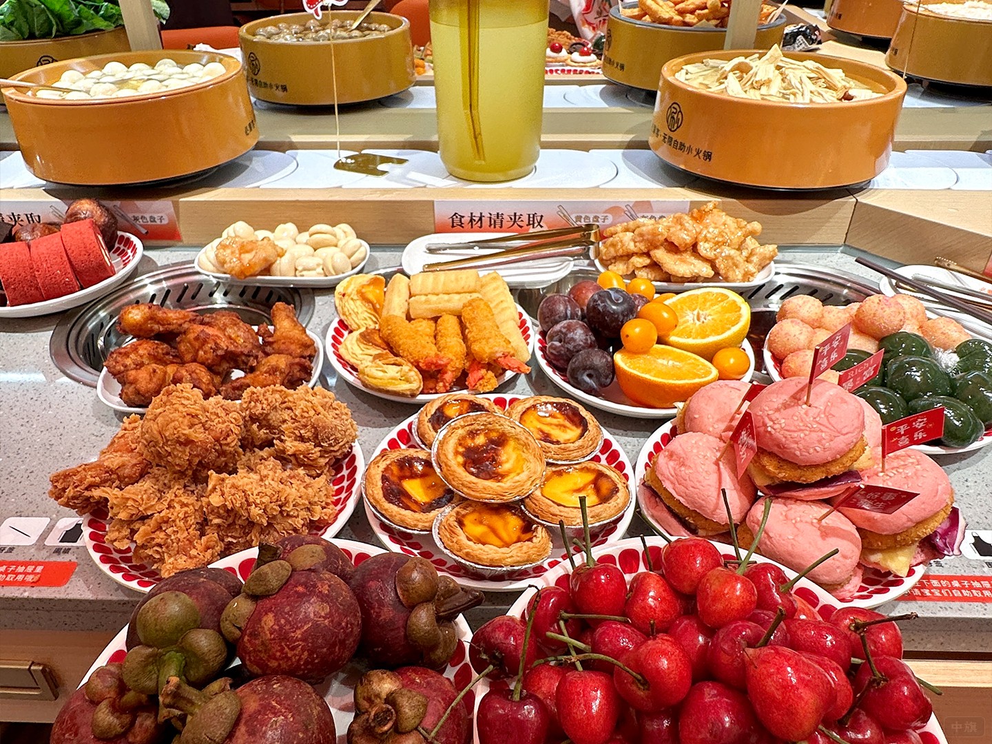 旋轉(zhuǎn)小火鍋上的菜品看著還是非常新鮮的